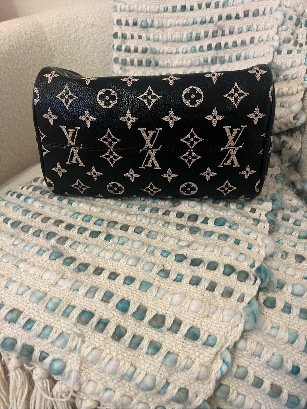 INSPIRED BY 25mm Monogram Shoulder Bag in Black & White. PLEASE NOTE INSPIRED - Picture 7 of 9
